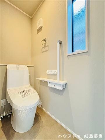 ≪2F≫窓のあるトイレは、採光と風通しに配慮された快適な空間。清潔感のある心地よい空間を演出します。
