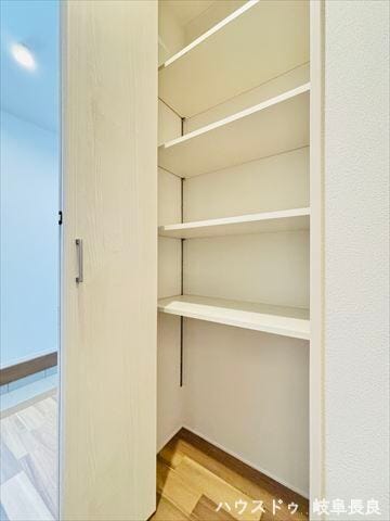 ≪1F廊下≫廊下収納があることで、生活用品をまとめて収納可能。必要なものをすぐ取り出せる便利なスペースです。