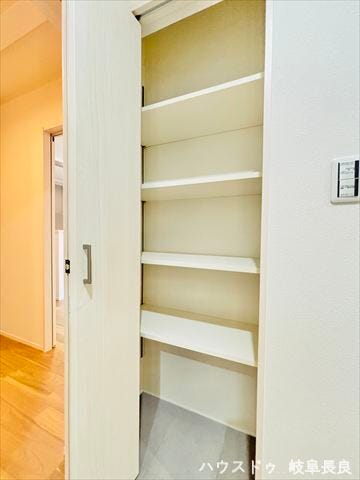 ≪洗面所≫洗面所収納が充実しており、タオルや洗濯用品、ストック類も整理整頓しやすい使い勝手の良い空間です。