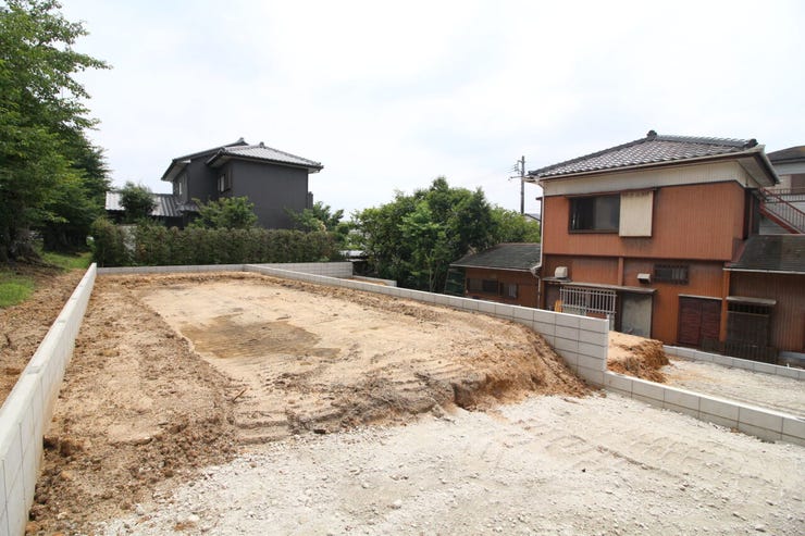 落ち着いた住宅街に位置し、穏やかな住環境。日々の暮らしをゆったりと過ごせる立地です。