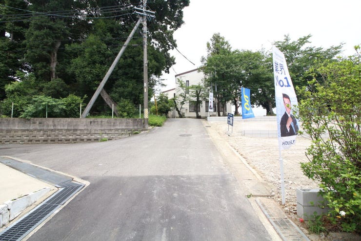 *北側前面道路*
市民ホームや宇頭公園がすぐ近くにありお子様とすぐに遊びに行ける距離に公園があるのは嬉しい環境♪