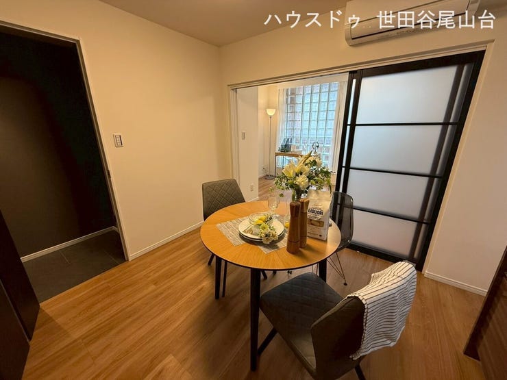 【リビング】
ゆとりある空間設計で、お食事や団らんなど、ご家族との時間を快適にお過ごしいただけます。