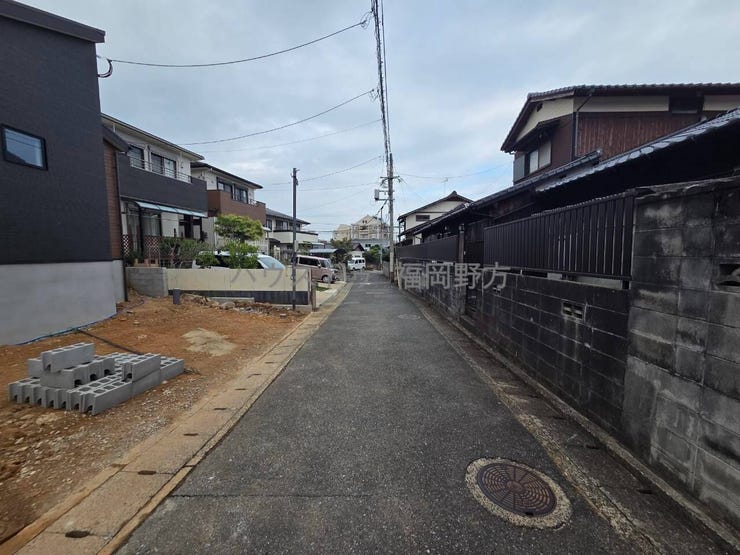 前面道路もお車の出入りに十分な幅