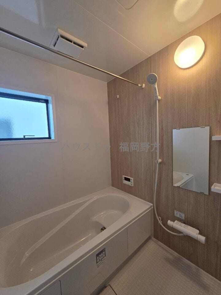 足をゆっくり伸ばして入れるバス
1日の疲れをリフレッシュ♪
部屋干し派や雨天時にも安心な浴室乾燥機付き!