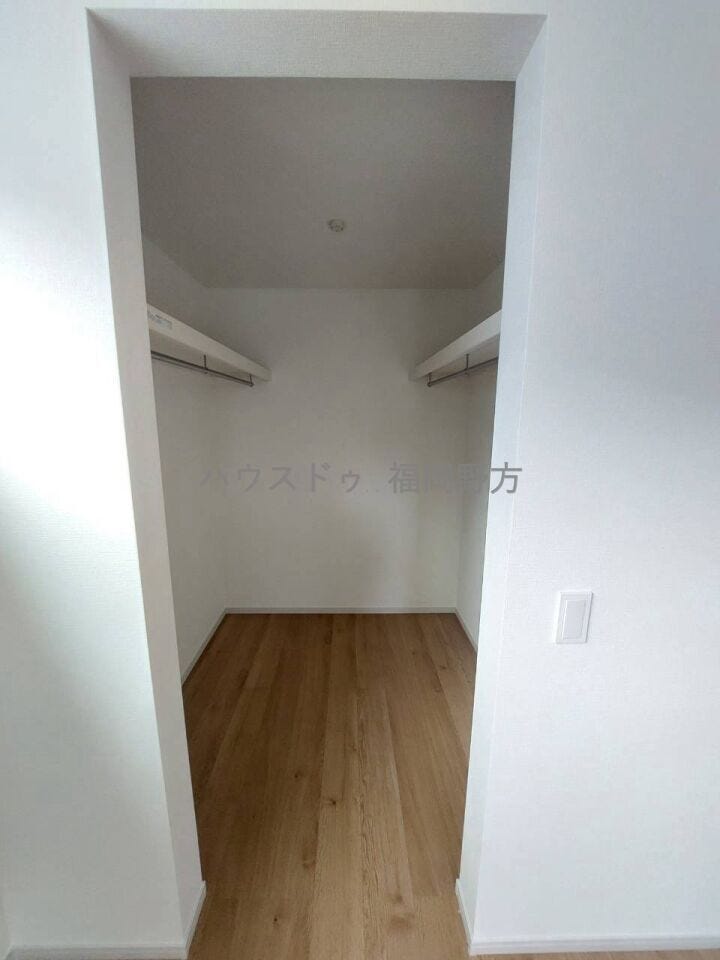 WICがあるから、たくさんの衣類が分かりやすく収まります
季節物の収納場所としても