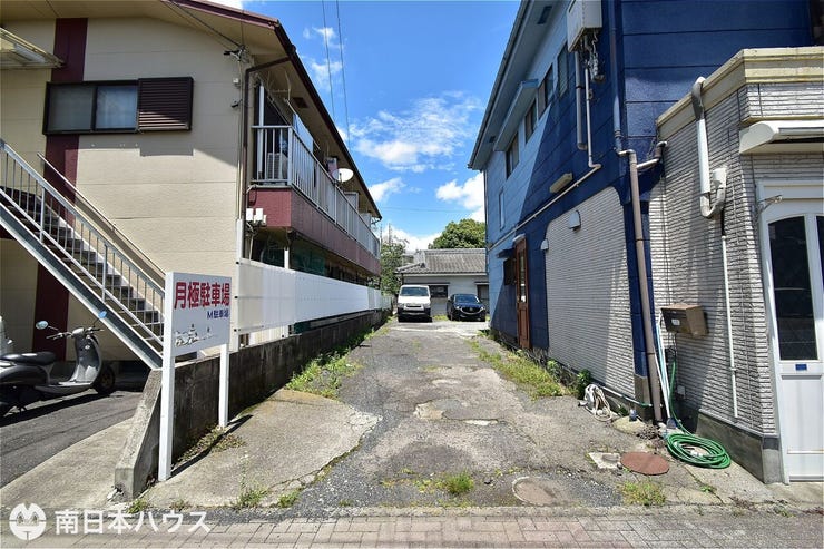 【外観】建物裏にある駐車場の入口です!