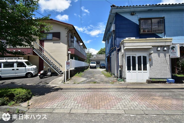 【外観】建物裏にある駐車場の入口です!