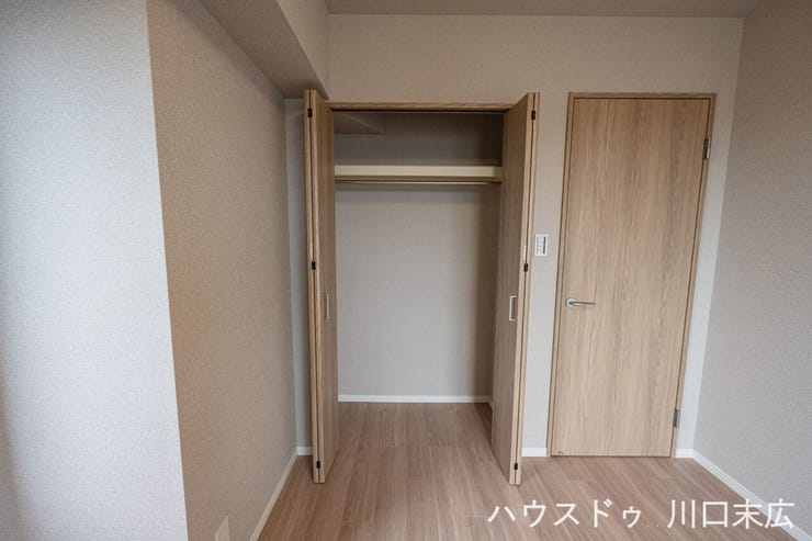 クローゼットを備えた居室空間。シンプルな内装はレイアウトの自由度を高め、ベッドルームやワークスペースなど、思い通りの空間づくりを楽しめます。