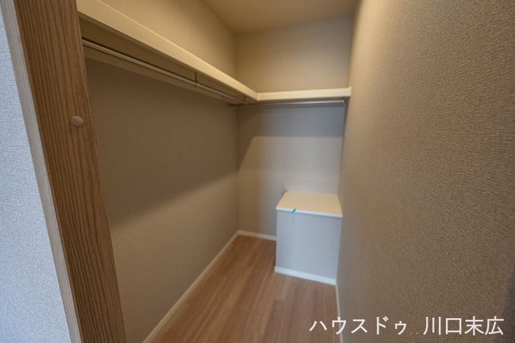 衣類や鞄などをまとめて収納できるウォークインクローゼット。ハンガーパイプと棚を備え、大容量の収納力を発揮。居住空間をすっきりと美しく保ちます。