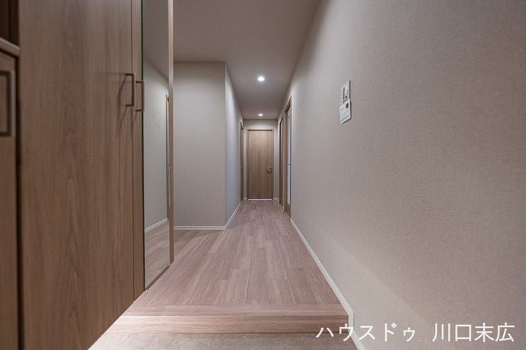 住まいの顔となるエントランス空間。全身鏡を備え、お出かけ前の身だしなみチェックをスムーズに行えます。整然とした美しい空間が帰宅する家族を迎えます。