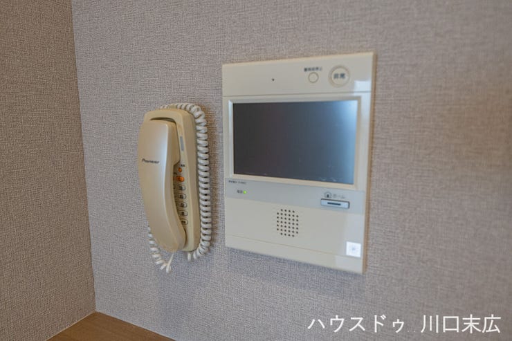 来訪者の顔を確認できるモニター付きインターホン。不審者の侵入を未然に防ぎ、日々の暮らしに安心感をもたらす、セキュリティに欠かせない設備です。