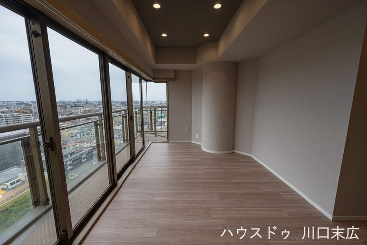 開放的な窓辺から都市の風景を見晴らすリビング空間。多様なインテリアに調和するシンプルな内装で、家族の団欒やリラックスタイムを豊かに彩る中心的な場所です。