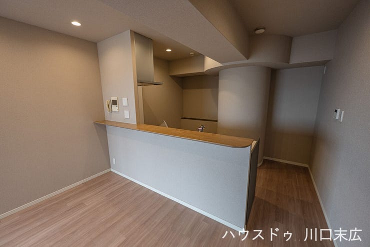 家族との対話が弾む対面式カウンターを備えたLDK。家事の最中も空間全体を見渡すことができ、コミュニケーションを深める穏やかな生活をサポートします。