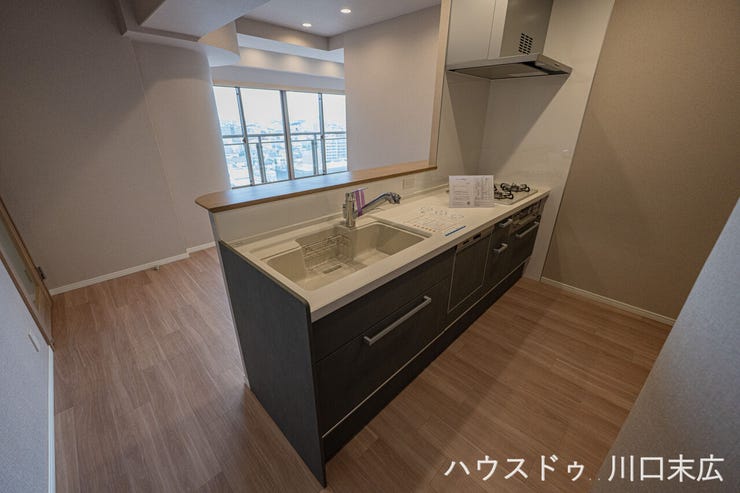 複数のお料理を同時に進行できる3口ガスコンロ。お手入れがしやすいフラットな天板設計で、毎日の調理をより効率的かつ快適にサポートする心強い設備です。