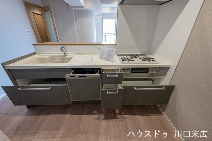 家事の負担を軽減する食器洗浄乾燥機や大容量の引き出し収納を完備。調理器具や食器をすっきりと整理でき、効率的で美しいキッチン空間を維持できます。