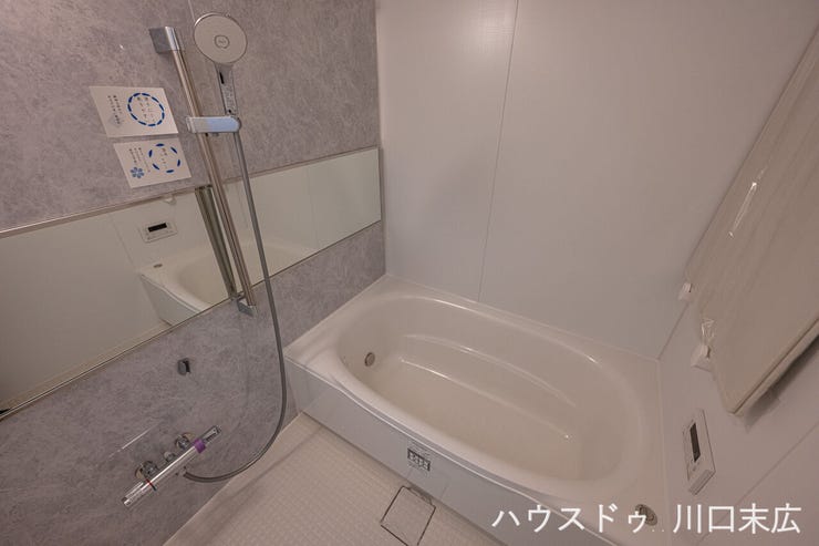 一日の疲れを癒すくつろぎのバスルーム。ゆったりとした浴槽を備え、リラクゼーションの時間を深めます。お手入れのしやすいパネルが心地よい時間を演出します。
