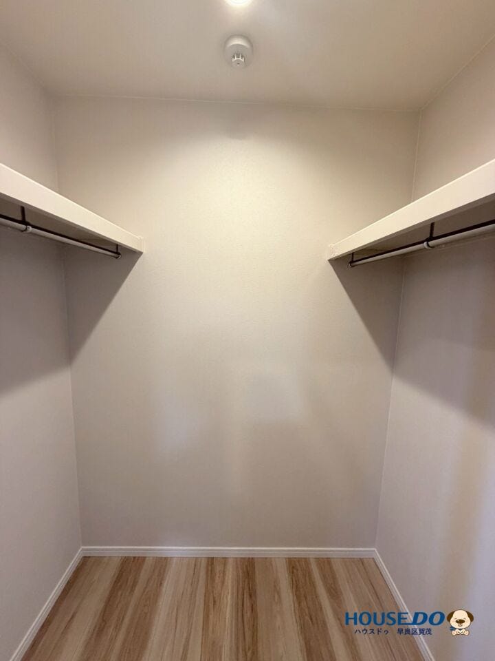 衣類や大きな荷物もまとめて収納できる大容量設計です。居室をすっきり保てます。
