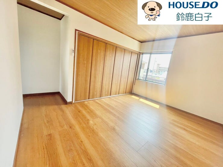 2階のお部屋1つ1つが広々していて、収納もたっぷりスペースあります。窓枠も大きいので明るくて、木の温もりあるほっこりした空間です