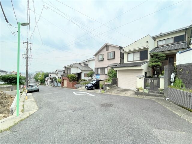 幅員約8mの前面道路です。広々としていて、街並みが開放的で圧迫感がありません。