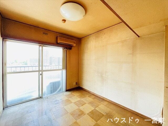 【東】広さ・明るさ・使いやすさが揃った洋室。毎日を快適に過ごせる、バランスの良い空間です。