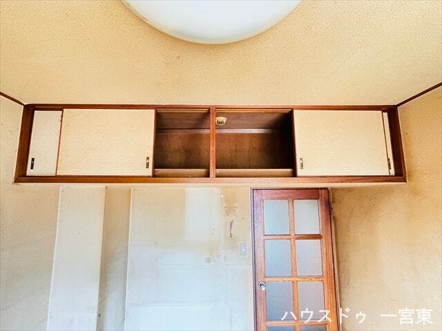 【東洋室】天袋収納がついてます。普段使わない物もすっきり収まり、空間を広く使えます。
