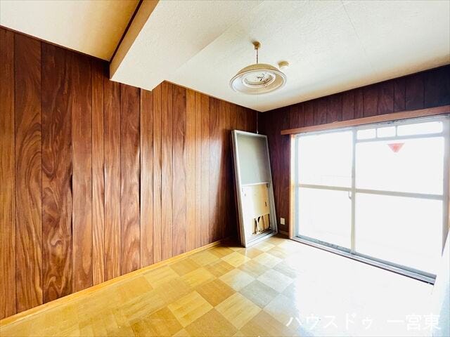 【西】北向きですが、大きめの窓があり採光がとれます。主寝室としても良さそうですね。