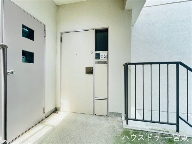 【外玄関】シンプルなデザインの玄関扉。