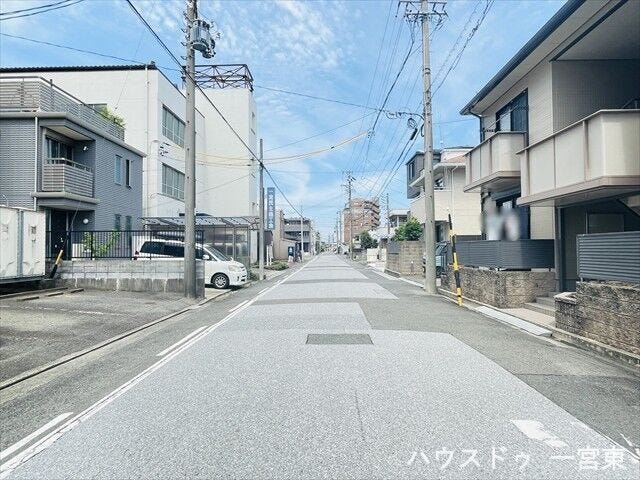 【北側西向き】車が余裕を持ってすれ違うことが出来る道幅です。車の出し入れも余裕を持って行うことが出来ます。