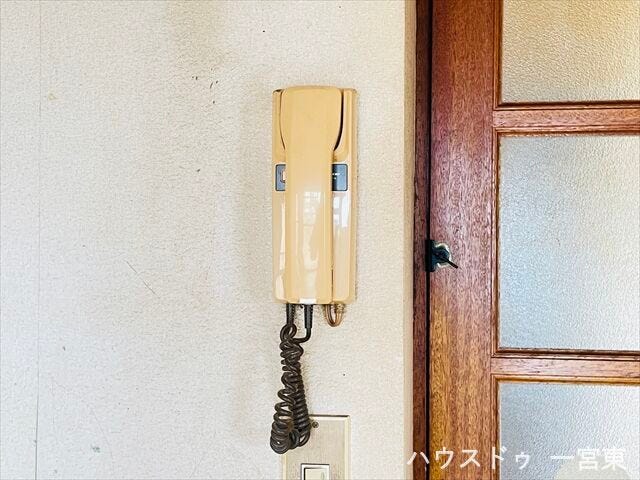 【インターホン】玄関まで行かずに来客の対応が出来ます。