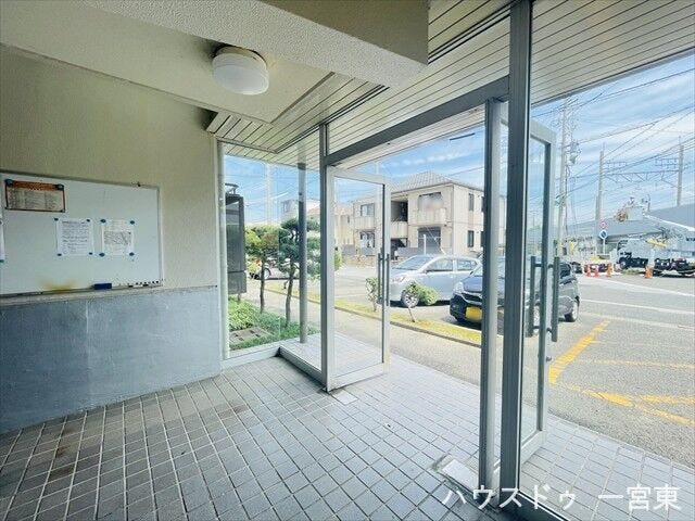 大きなドアの入り口から光が差し込み明るいです。