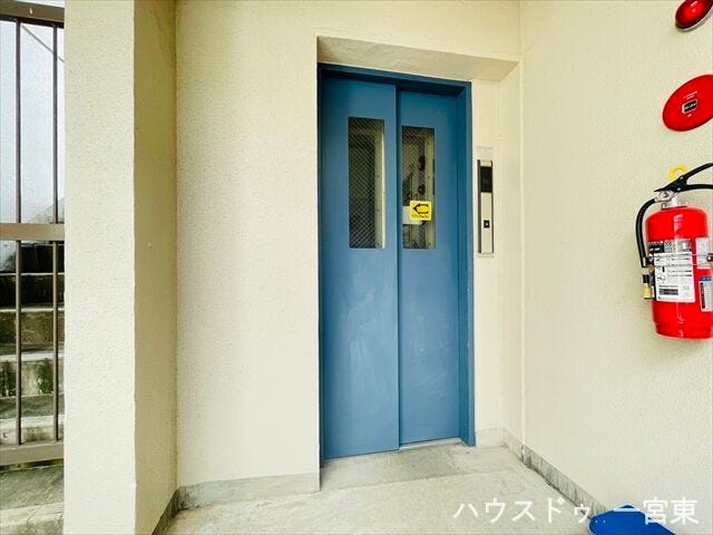 6階建てマンションのためエレベーターが設置されています。買い物後の荷物を運ぶ際にはとても助かります。