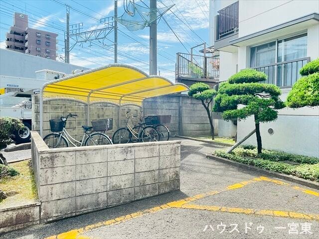 駐輪場は屋根付きになっています。保管時の雨除けになりますね。