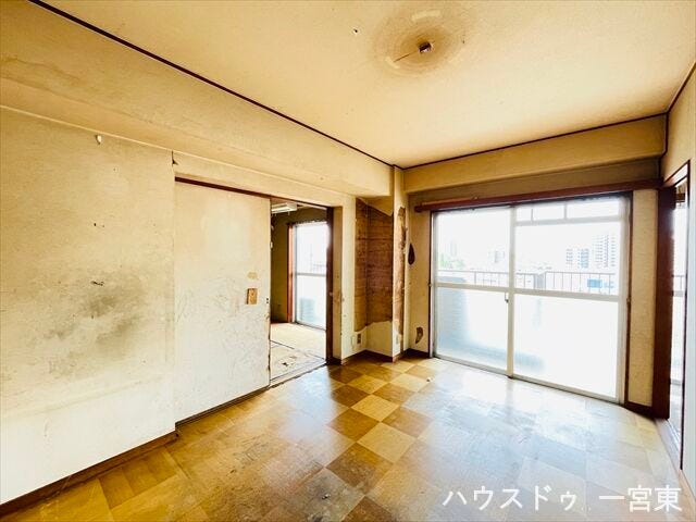 南向きのリビングは日当り良好です。隣には和室も続いているので、扉をオープンにして空間を広く使うことも出来ますね!
