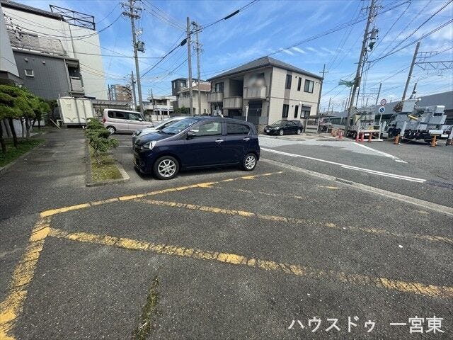 駐車場は平面タイプです。他の方の車を気にすることなく、車の出し入れができますね。