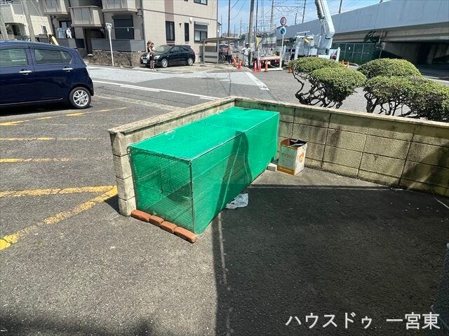 屋外に専用のゴミ出しスペースを設けており、いつでも清潔に利用できるよう管理されています。