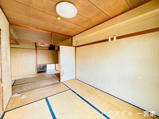 【6帖南】リビング横の和室は、くつろぎの空間として最適。子どもの遊び場やちょっとした休憩スペースにも便利です。