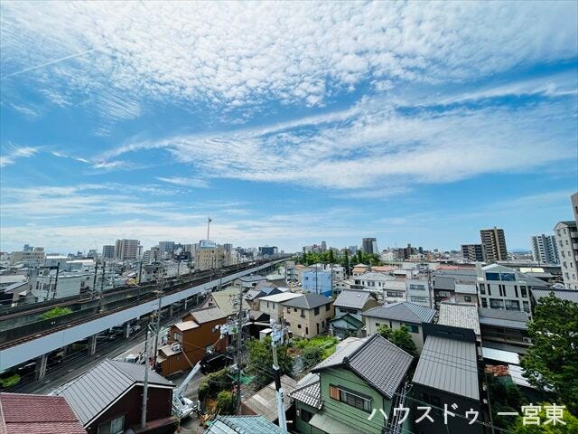 6階からの眺めは、気持ちが良いです。リフレッシュしたいときはバルコニーに出て、移り行く景色を眺めるのも素敵です。