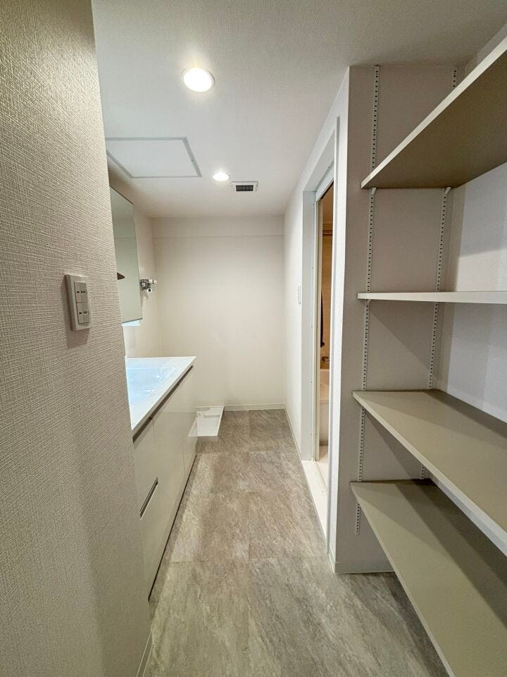 洗面室には収納棚がありますので、タオル類などを置いておく事も出来ます。