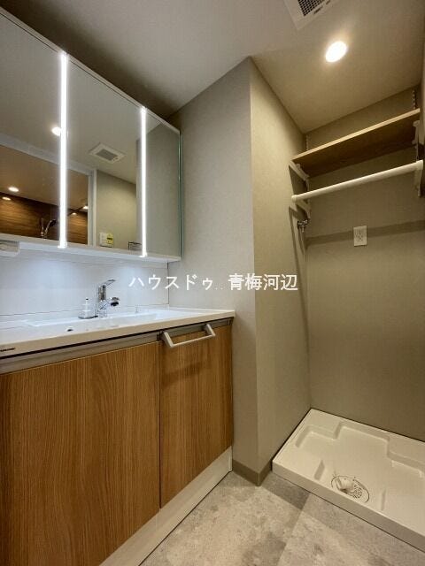 洗面所:洗面所:3面鏡の裏側や下段にたっぷりと収納スペースがついているので、洗面台周りをすっきり出来ます!