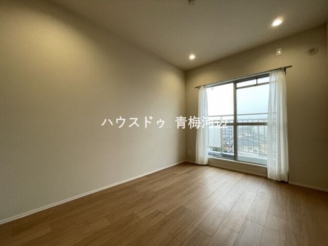 5.2帖洋室:バルコニーに面しているため日当たり良好です。