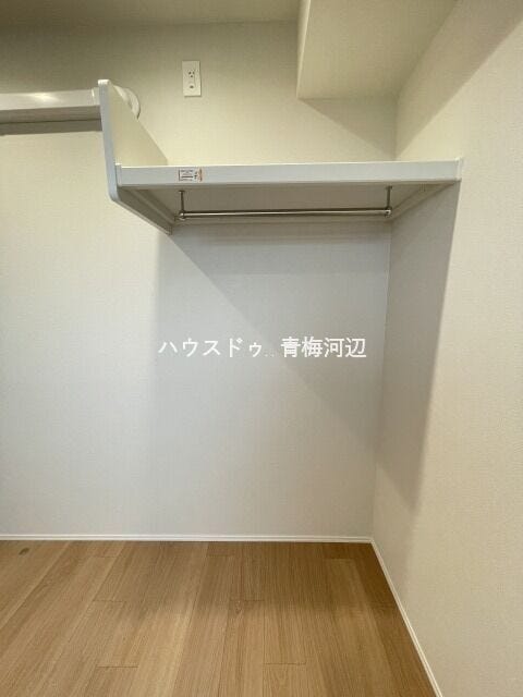 4.2帖洋室収納:パイプハンガー付きなのでお洋服をハンガーに掛けたまま収納できます。