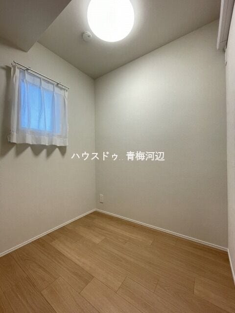 サービスルーム:小さめのお部屋ですが納戸として利用したり、ウオークインクローゼットとしてご家族分の衣類の収納にと活用していただけます。
