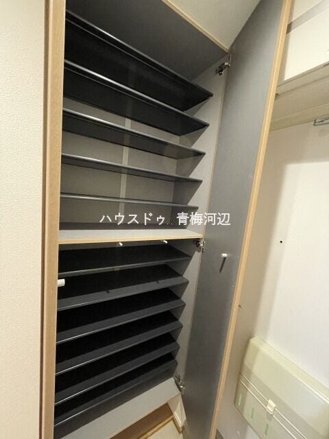 玄関収納:下駄箱があるので靴があふれることなく、玄関スペースをスッキリと保てそうです。