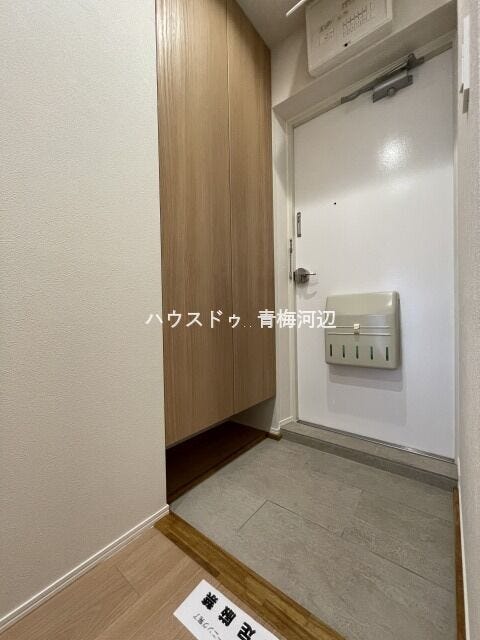 玄関:下の方に空間があるのでいつもの靴を置いたりできそうです。
