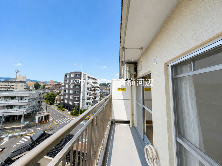 バルコニー:南向きのバルコニーです。天気がいい日はお洗濯もカラっと乾きそうですね。