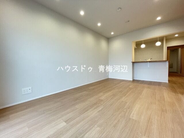 14.3帖リビング:優しい色合いのフローリングはどんな家具とも相性が良いですね。家族のくつろぎの空間になりそうです。