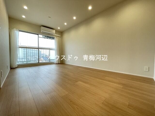 14.3帖リビング:バルコニーにつづく南向きの大きめの窓からたっぷりと陽射しが降り注ぎます。ご家族で気持ちよく過ごしていただけます。