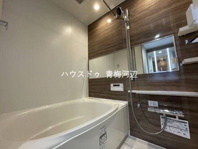 浴室:壁の色がオシャレな空間を演出してくれる浴室です。