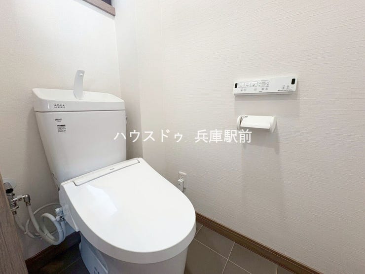 ◇窓付きで明るく換気しやすい、清潔感のあるトイレです。