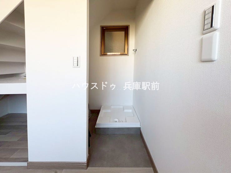◇窓付きの洗濯機置場。明るく換気しやすいランドリースペースです。